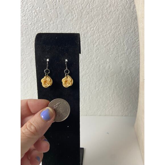 Vintage Peach Lucite Flower Earrings, Good Condition - Picture 2 of 3